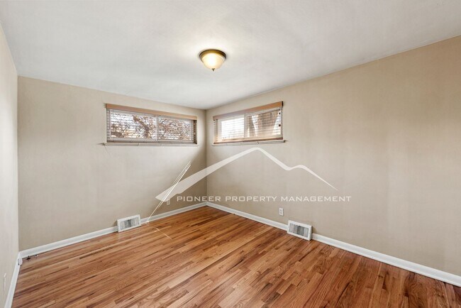 Building Photo - Beautiful Home with Washer/Dryer and Fenced Yard