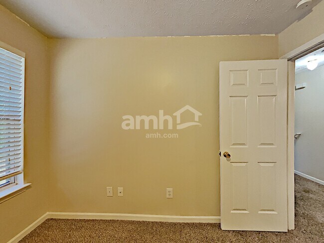 Building Photo - 2646 Lake Park Bnd