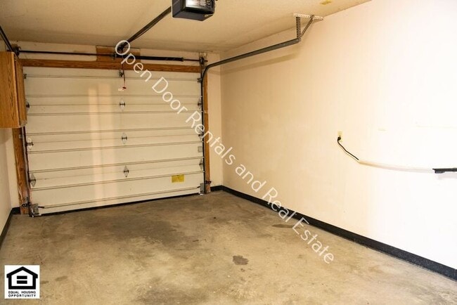Building Photo - 5006 Vermont Ln