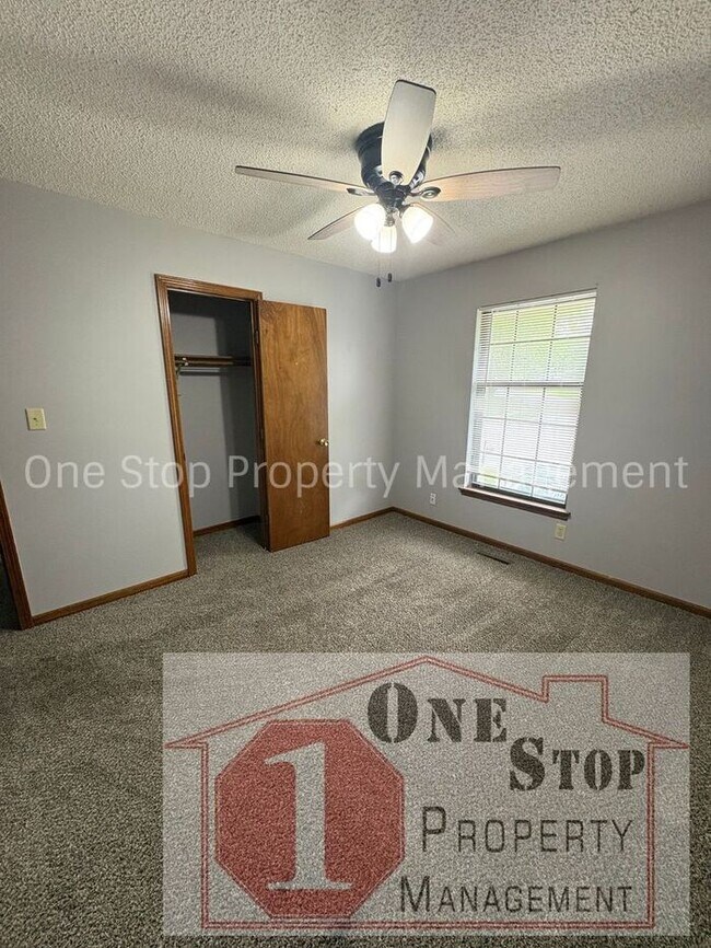 Building Photo - Beautiful 3 Bedroom / 2 Bathroom House in Blue Springs!