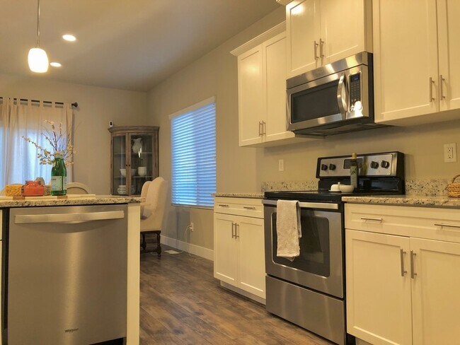Building Photo - 595 Koins Way