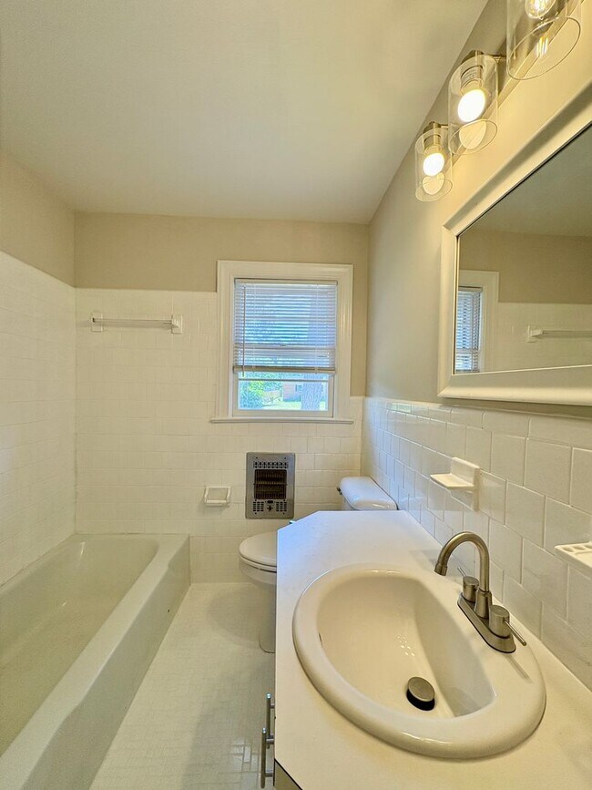 Building Photo - Adorable 2 Bedroom Home in the Heart of Nashville!