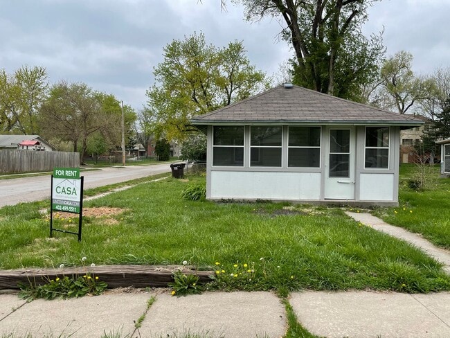 Building Photo - Updated 1-Bedroom with Private Fenced Yard...
