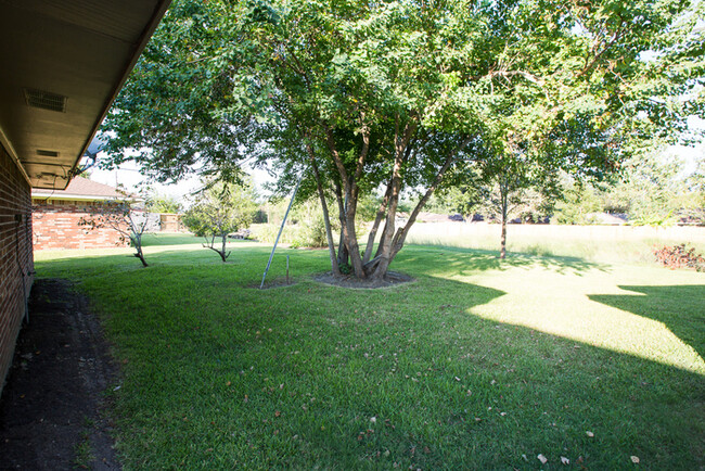 Building Photo - Brick Ranch with 2 car garage