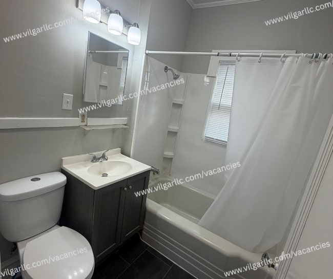 Building Photo - FOR RENT — SPACIOUS 3 BED / 2 BATH HOME