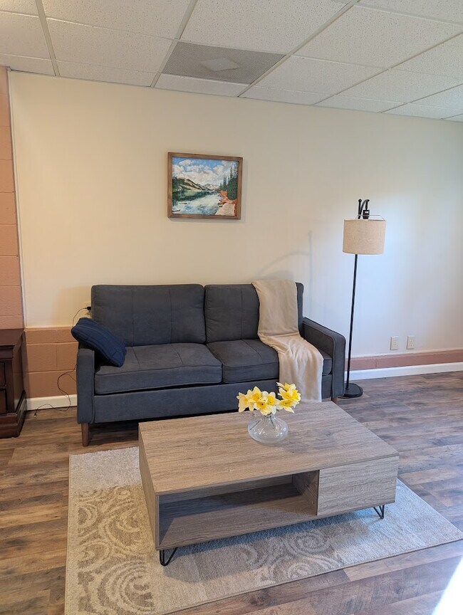 Building Photo - Room in House on Karl Ct