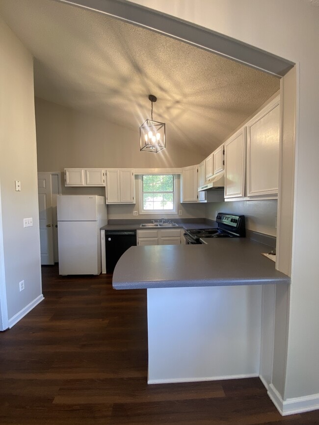 Building Photo - 145 Viking Dr