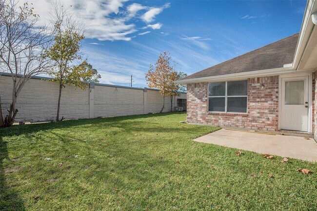Building Photo - 5008 Blanco Dr