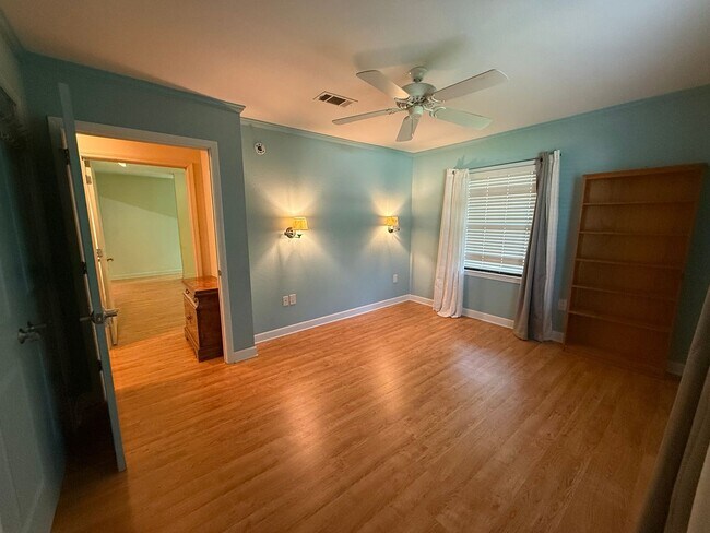 Building Photo - 303 Interbay Ave
