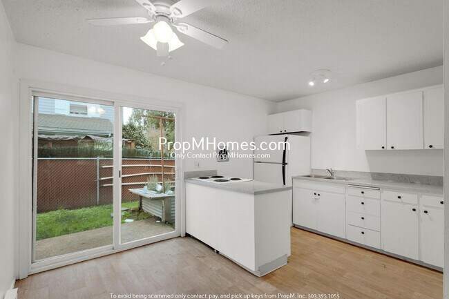 Building Photo - Updated Two Bedroom Unit in the Heart of Oregon City - NEW PHOTOS