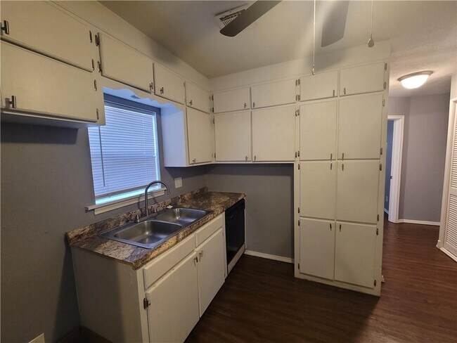 Building Photo - 309 E Fairchild Dr