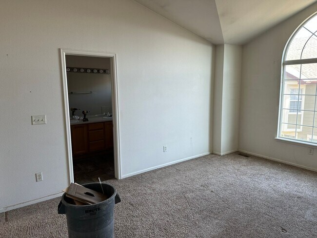 Building Photo - Make this refreshed townhome your own!