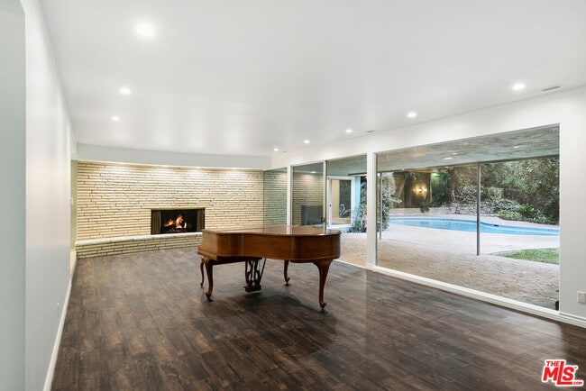 Building Photo - 3151 Oakdell Ln