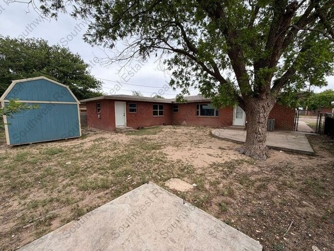 Building Photo - Spacious 3 bedroom 2 bath home