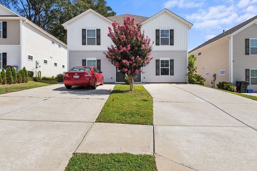 Front - 207 Royal Way