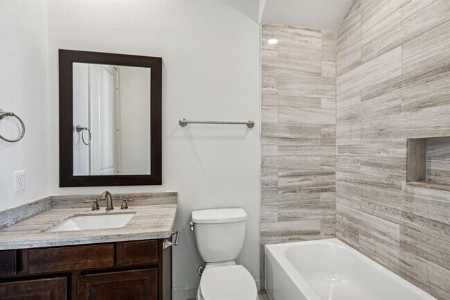 Building Photo - 2122 Lakeshore Edge Dr