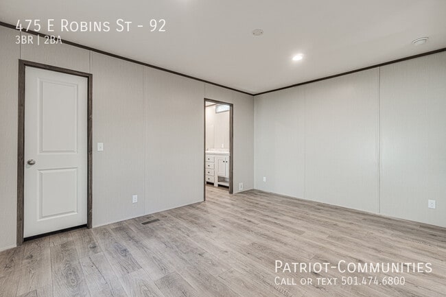 Building Photo - 475 E Robins St