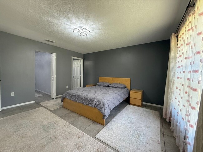 Building Photo - Beautiful updated 3 bedroom 2 bathroom home in Bayberry Lakes (Fully Furnished)