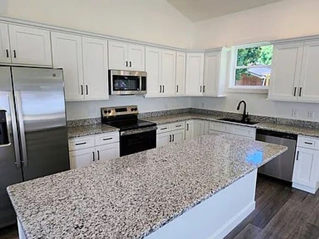 Building Photo - Bright & Modern Newly Built Home!!