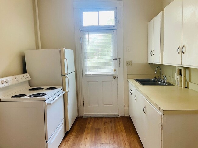 Building Photo - 1 Bedroom, 1 Bathroom Apartment in Greensboro!