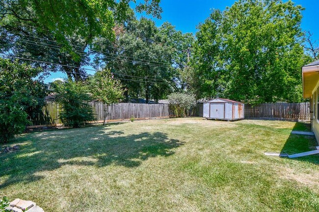 Building Photo - 9806 Larston St