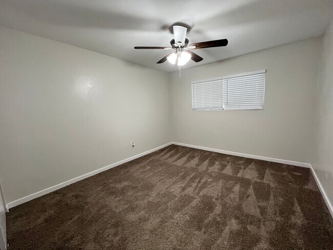 Building Photo - SPCIOUS 2 BEDROOM 1 BATH UPSTAIRS WITH PAR...