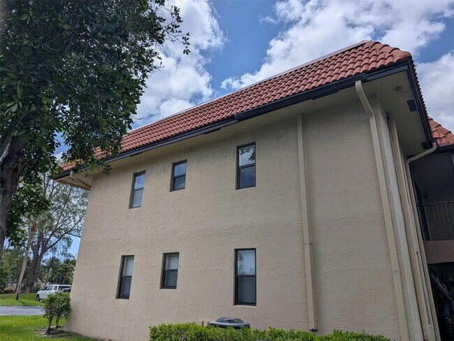 Building Photo - 21915 Lake Forest Cir