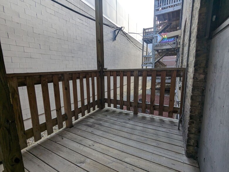 Building Photo - 813 W Waveland Ave