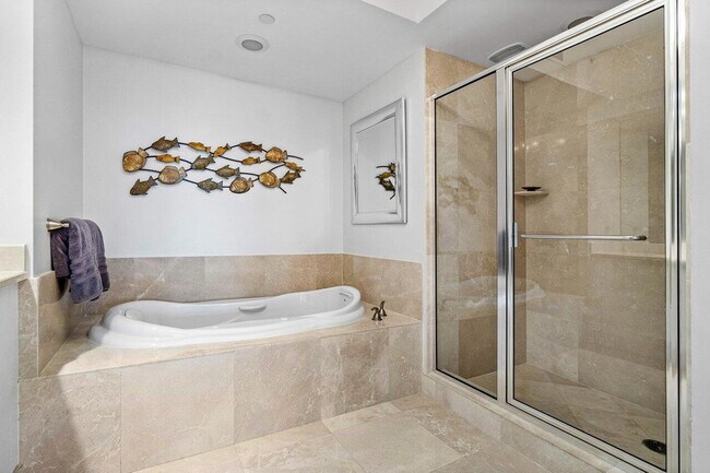 Building Photo - 2640 Lake Shore Dr