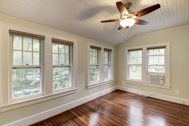Building Photo - 3 Bed 2.5 Bath - Takoma Park Craftsman - Spacious Rear Deck