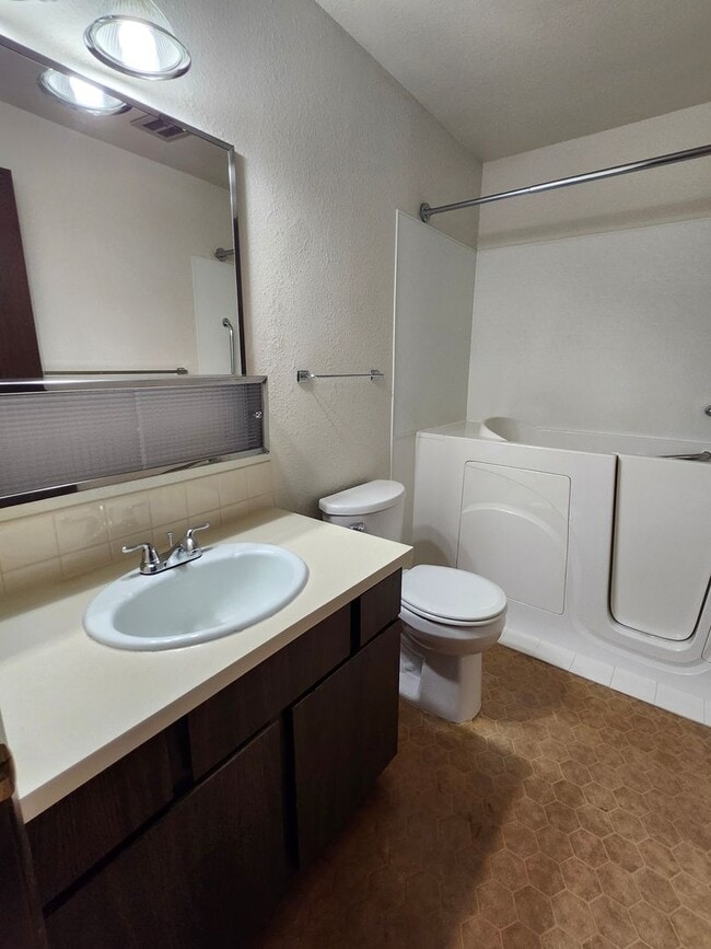 Building Photo - N. Richland Townhome Close to PNNL & Hanford!