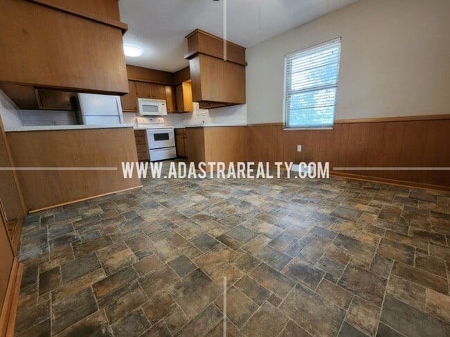 Building Photo - 212 Brookside Dr