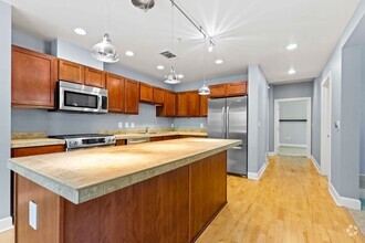 Building Photo - Spacious and Bright 1 Bedroom Condo in N C...