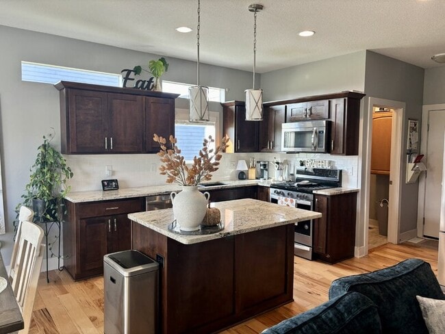 Building Photo - 580 NE Bowman Dr