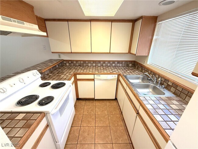 Building Photo - 2080 Karen Ave