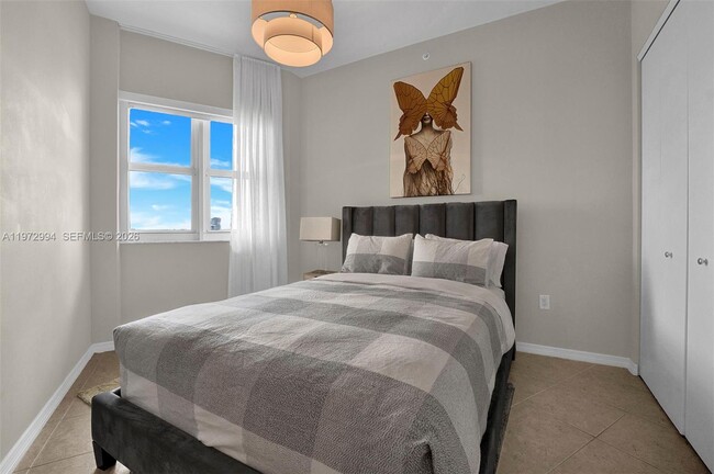 Building Photo - 20000 E Country Club Dr