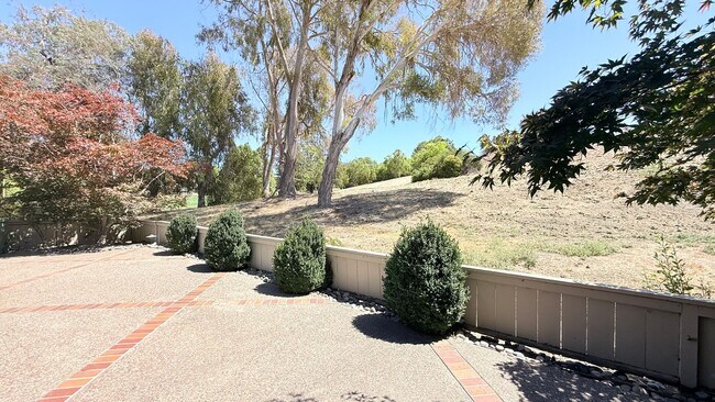 Building Photo - 750 N Paradise Valley Ct
