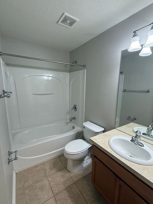 Building Photo - 3BR 2BA w/ Screened Patio + Pool/Gym Access in Gated Villa Serena