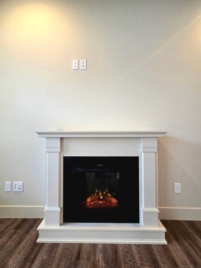 Building Photo - 1704/1706 Danny Boy Ln. Duplex