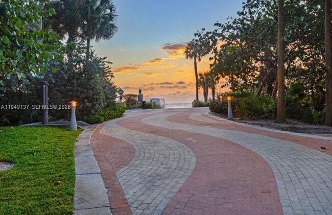 Building Photo - 2899 Collins Ave