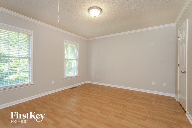 Building Photo - 790 Somerset Dr