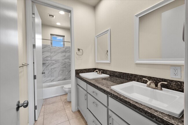 Building Photo - 56923 Ivanhoe Dr