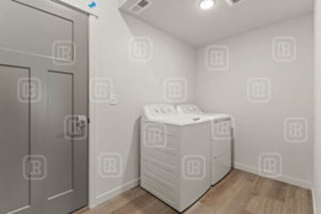 Building Photo - 209 S Grady Ln