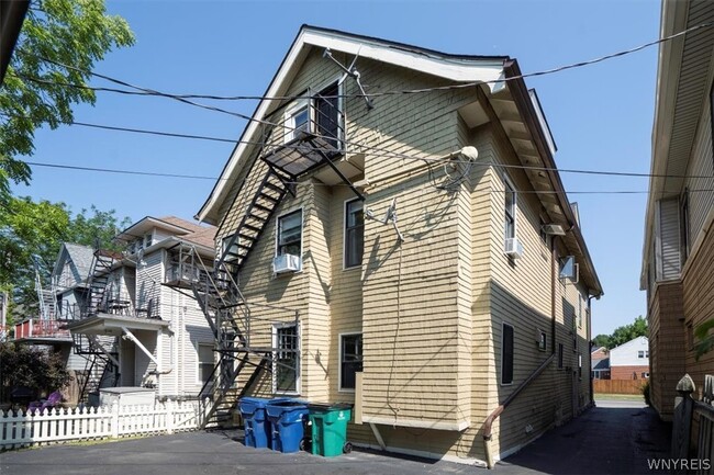 Building Photo - 825 Forest