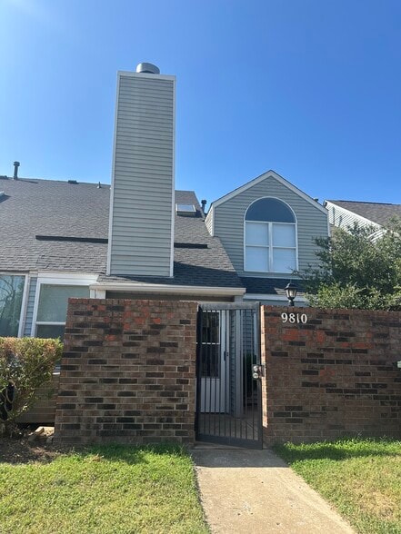Building Photo - 9810 Walnut Ln