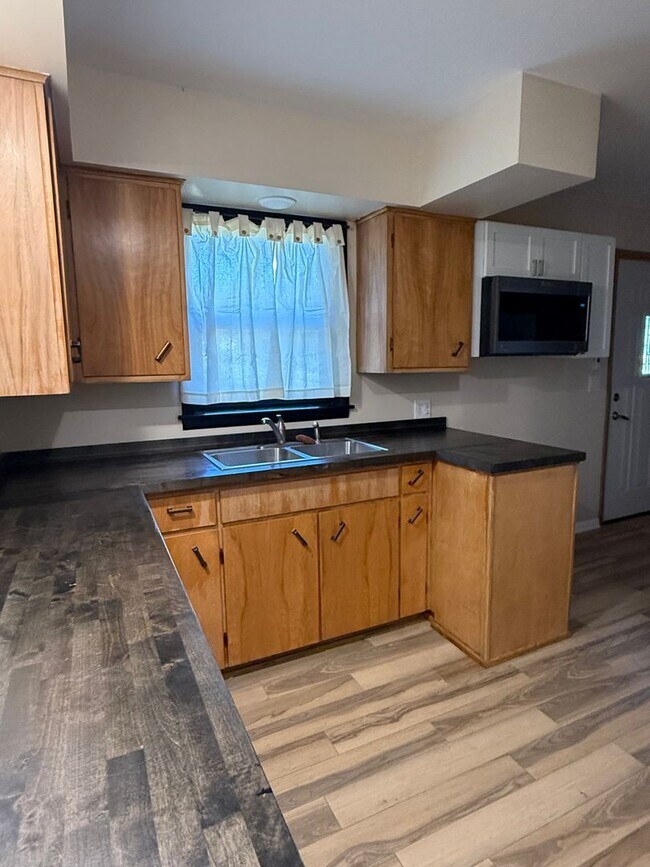 Building Photo - ?Beautifully Remodeled Modern Smart Home for Rent! ?