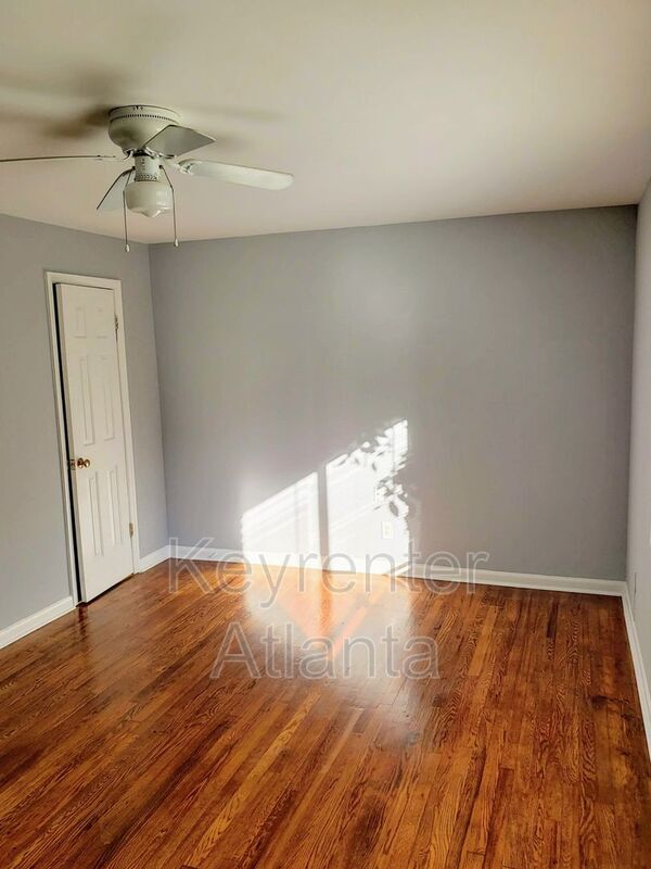 Building Photo - 1596 Line Cir