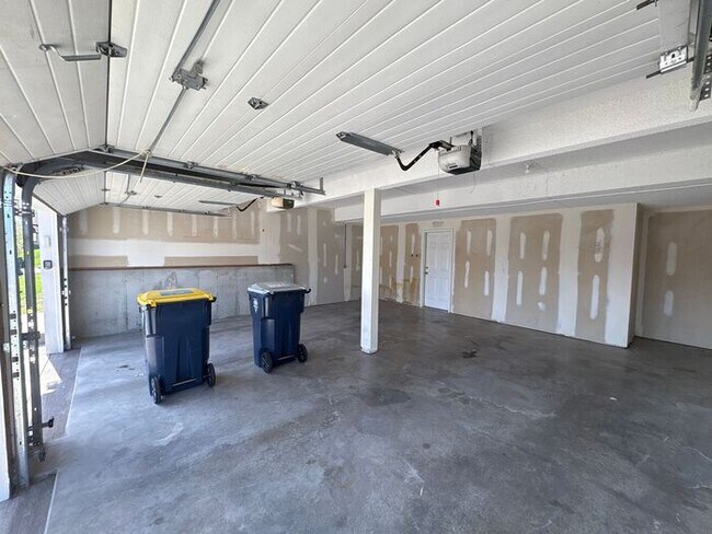 Building Photo - 3-Bedroom Home in a Quiet, Relaxing Neighb...