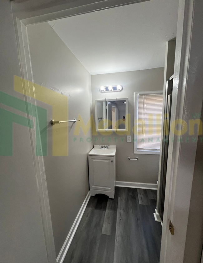 Building Photo - Spacious 4-5 Bedroom, 2-Bath Corner Lot Ho...