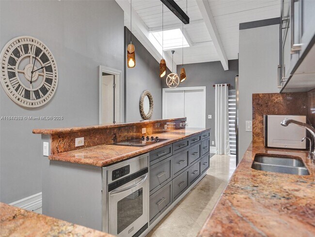 Building Photo - 2665 Parkview Dr S